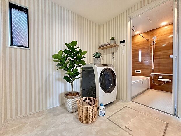 【【脱衣室兼ランドリールーム】】キッチン側、廊下側それぞれから出入りできる2WAY仕様。洗濯機を置いてもゆとりを感じられる広さの洗面所。