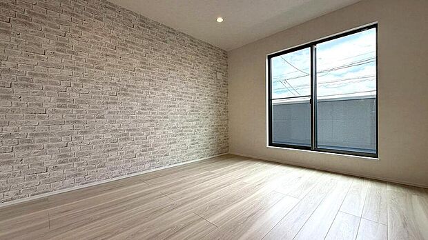 【【2階洋室/No2】】主寝室としてお使いいただける、約7.0帖のゆったりとした広さの洋室です。南向きバルコニーに面しており、自然光がたっぷりと届く明るい空間です。約1.9帖のWIC付き◎