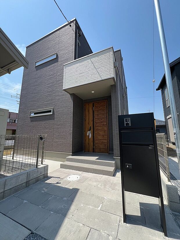 【外観/3号棟】
モノトーンでスタイリッシュな印象の外観。全居室2面採光を確保し、陽当たり・通風良好の住まいです。/2025.4月撮影