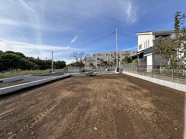 【スマート・ワンシティ蓮田市御前橋1丁/6号地】
南側は法定外道路に面した6号地。土地面積は約42.93坪です。南庭付きなど、陽当たりの良いプランをご検討いただけます。ぜひ、ご相談ください。