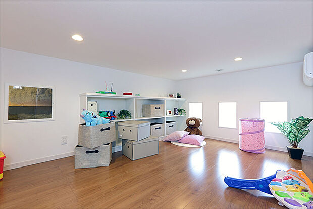 【小屋裏収納】
普段使わない物は小屋裏収納にストック。居室はいつもスッキリきれいに保つことが可能です。固定階段付きで荷物の出し入れもラクラク。/弊社施工例