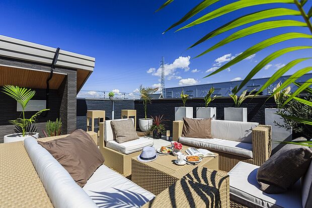 【青空リビング】
太陽と風と青空、プライバシーも守られる屋上に作られた最高の庭。“青空を天井”にした第2のリビングとして大活躍。おうち時間も充実しそうです。/弊社施工例