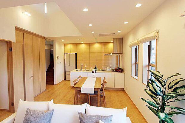 【吹抜け】
LDKに設けた吹抜けは、明るさとともに、頭上に開放感を与えます。またご家族の気配を感じやすくなります。/弊社施工例