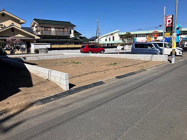 【現地土地写真】
穏やかな暮らしが叶う、第一種低層住居専用地域内に位置しています。買い物施設や教育施設が徒歩10分圏内に揃う、暮らしやすいロケーションです。