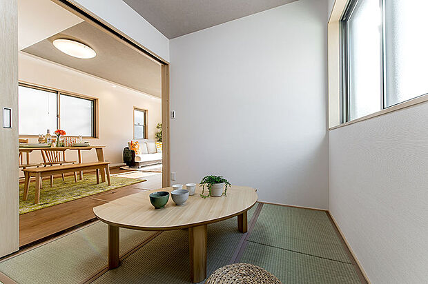 【【タタミルーム】】モダンな和室です。客間やお子様の遊び場、家事室等、多目的にご活用いただけます。/弊社施工例