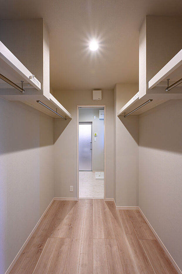 【【ウォークインクローゼット/3号棟】】ウォークインクローゼットは大容量の収納を可能にします。ご家族の大切な衣類等はこちらにすっきり収納。玄関から脱衣室・洗面台まで繋がっており、帰宅動線良好です。