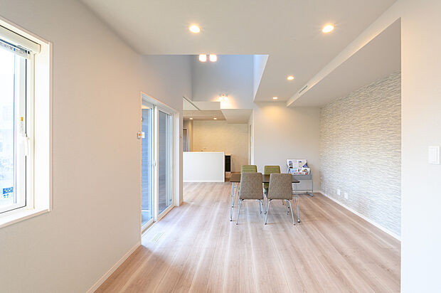 【【LDK/3号棟】】緩やかに区切られているので、リビングとダイニングスペースを分けてインテリアを楽しめます。