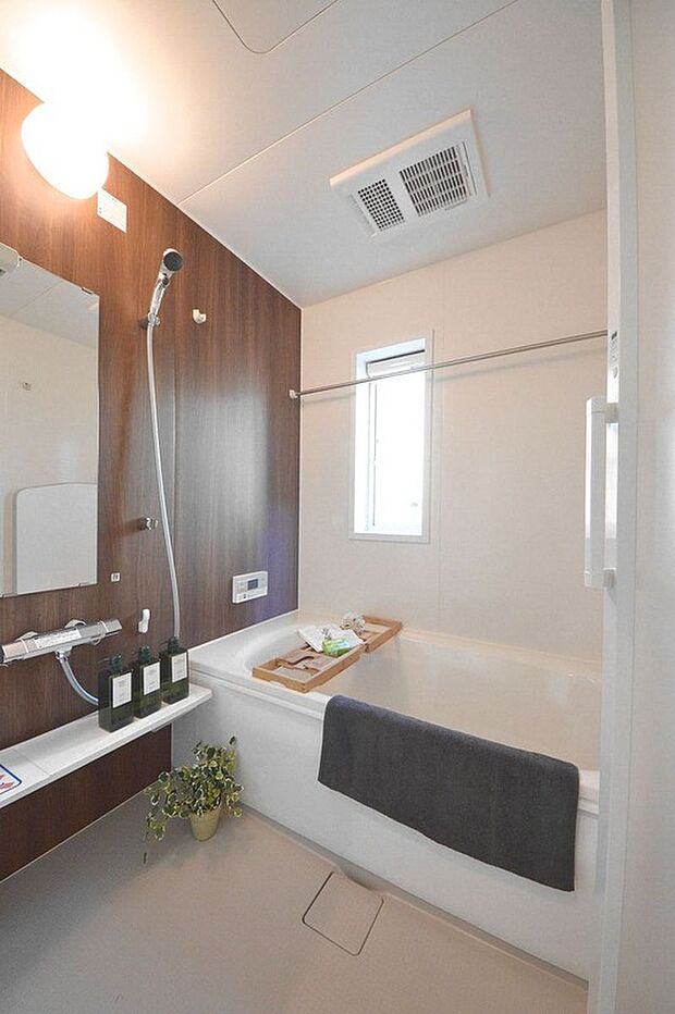 【【浴室/10号棟】】木目調の落ちつきある雰囲気のアクセントパネルを施した浴室。オートバス付きのため、最後の1人まであたたかなお湯を使用できます。※未入居住宅