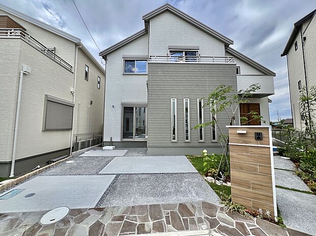 【【外観/7号棟】】白にグレーの外壁がアクセントになっているデザイン。約17.7帖のLDKは南向きで陽光が差し込む空間。駐車スペースは2台分を確保しています(車種による)。※未入居住宅。