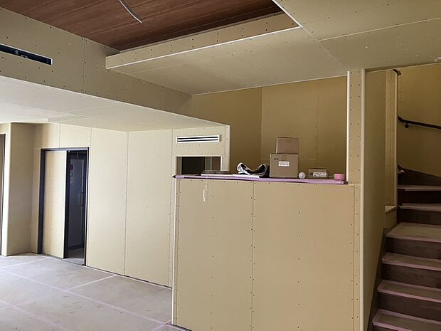 【【LDK】】空間が広く感じられる折上天井を採用。壁付き吹出し口のルーバーは室内の風の流れをコントロール、冷たい風も、暖かい風も、直風が直接当たらない仕組みで快適に過ごせます。/2026.2.8撮影