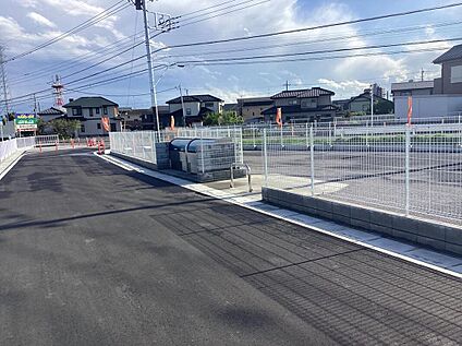 【前面道路含む現地写真】