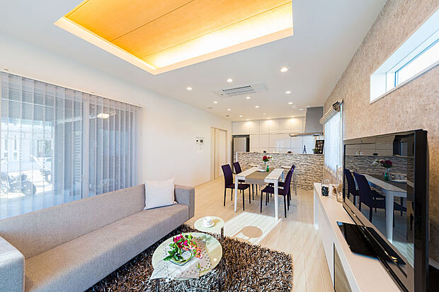 【【折上天井】】リビング部分の天井を一段高くすることで、部屋に奥行きが生まれます。また開放感もあるので、LDKをより広く見せることが可能です。/弊社施工例