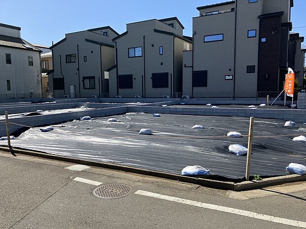 【【前面道路含む現地写真】】幼稚園や保育園、小中学校が徒歩9分圏内に揃います。子育て世帯にもおすすめの住環境です。