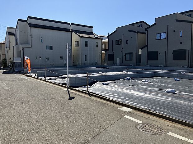 【【現地写真】】家全体を泡の断熱材「アクアフォーム」で包み、屋根と壁にアルミ遮熱材を採用。冷暖房効率をアップし快適な暮らしを。