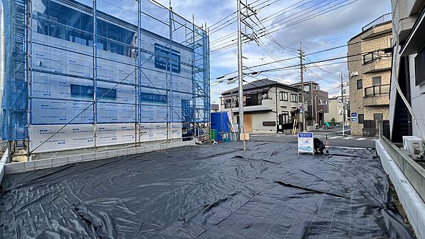 【【現地土地写真/2号地】】現在、隣の土地では建築が進んでいます。 隣家の窓の位置や建物の高さが具体的にイメージできるため、実際の日当たりやプライバシーに配慮した設計が可能です。