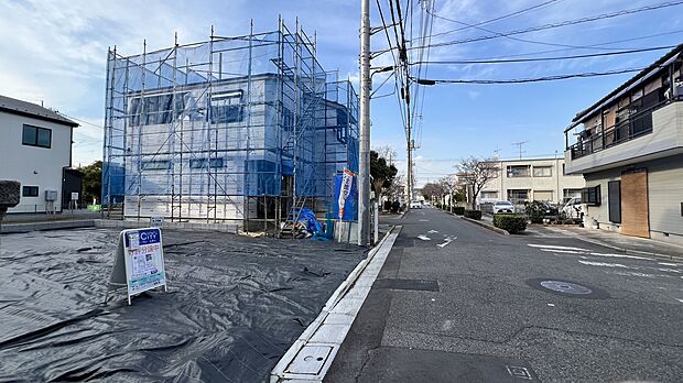 【【前面道路含む現地写真/2号地側】】コンビニやスーパーはもちろん、郵便局や内科・小児科クリニックも徒歩圏内に揃っています。充実の周辺環境を含めて、ぜひ現地をご見学ください。