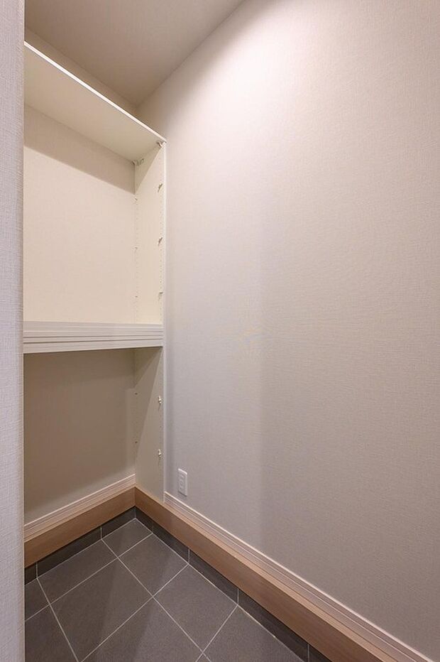 【【土間収納/3号棟】】玄関にはベビーカーやアウトドア用品などの収納に便利な土間収納があります。収納するものに合わせて高さ調節できる可動棚付きで、すっきりと片付きそうです。