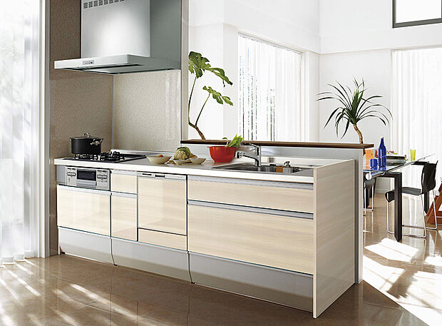 【【キッチン】】家事の孤立感を感じにくい対面式オープンキッチン。吊り戸棚がないので開放感があり、気持ちよくお料理ができます。食器洗乾燥機や浄水器を搭載したシステムキッチンを採用しております。/弊社施工例