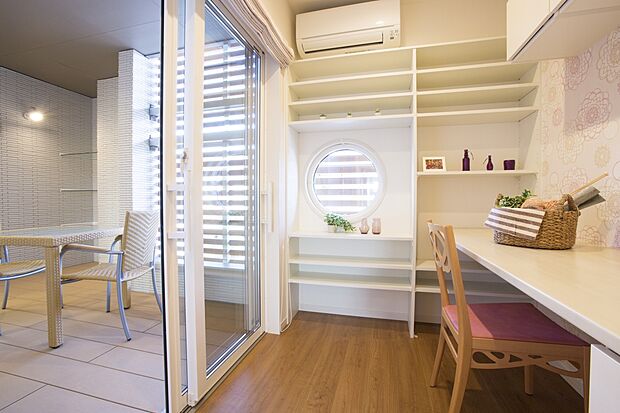 【【ママズルーム】 】広く使い勝手の良い家事スペースに分かれたママズルーム。2階で取り込んだ衣服などをここでたたんで個々のお部屋にサッと収納する事が出来ます。/弊社施工例