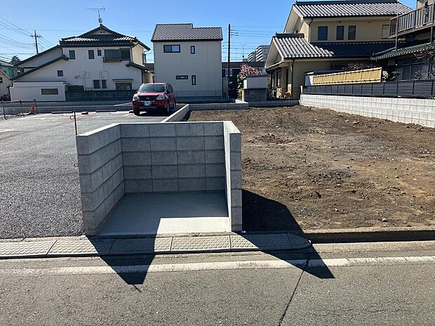 【【現地土地写真】】建ぺい率は60%、容積率は100%です。ゆとりある敷地を活かし、広々LDKや豊富な収納など、こだわりが詰まった住まいを建築できます。