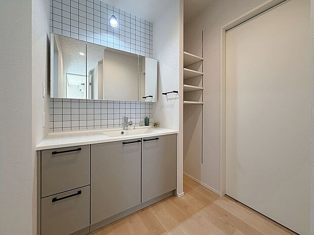 【Ｆ棟　洗面】高級仕様の造作洗面。鏡の裏が収納になっています。脱衣室と別な空間にあるので使い勝手は◎