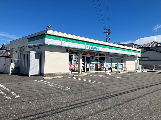 ファミリーマート（約260m）