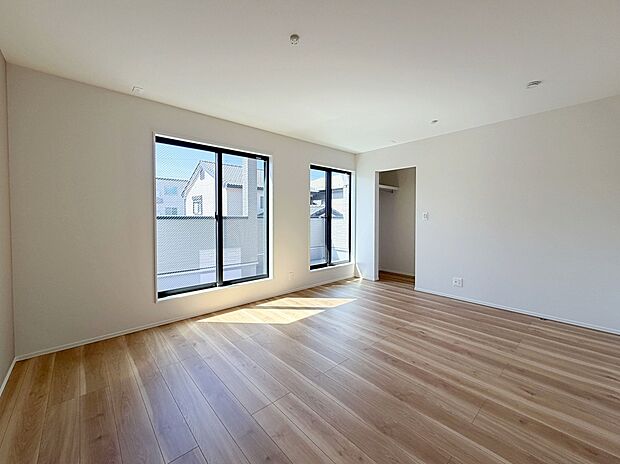 【2階　洋室】２階部分を、自由にカスタマイズ。将来的に子ども部屋に変更できるようフレキシブルに対応できる住まいです