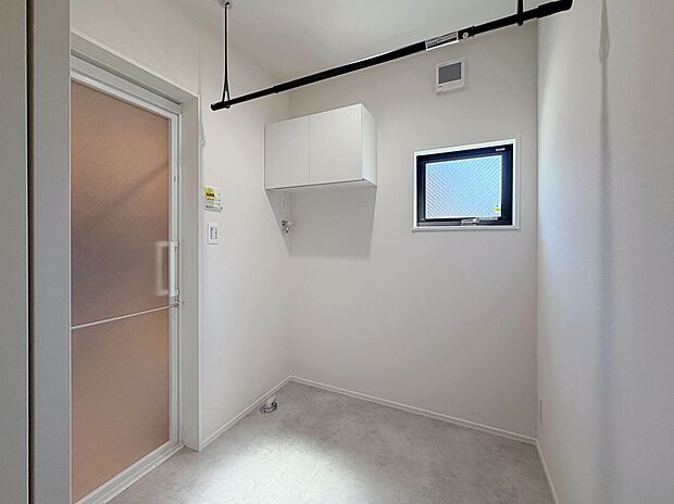 【ランドリースペース兼脱衣所】部屋干しスペース兼用のランドリースペース＆脱衣室