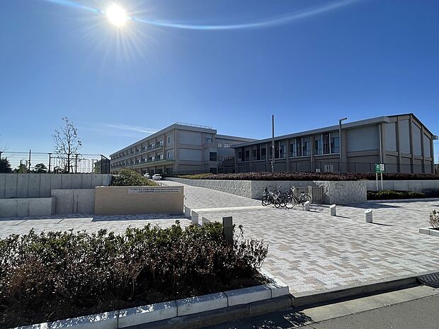 みどりの南小学校　359ｍ