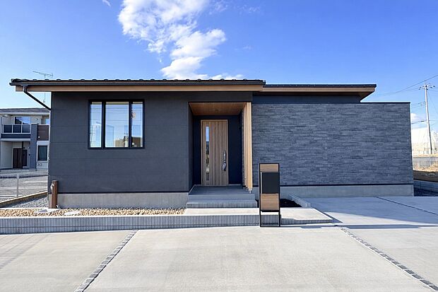 水平ラインを強調した落ち着きある外観デザイン。素材の切り替えがシンプルな中にも個性を演出します。