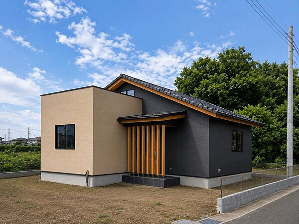 外観写真　ブラック×ベージュに木格子が映える、重厚感と温かみのある和モダンな平屋住宅。ワンフロアで完結する快適な生活動線と、視線に配慮した高いプライバシー性を実現。広々とした敷地に駐車場や庭を備えます