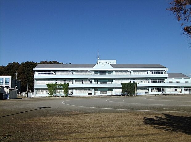 久保台小学校 825m