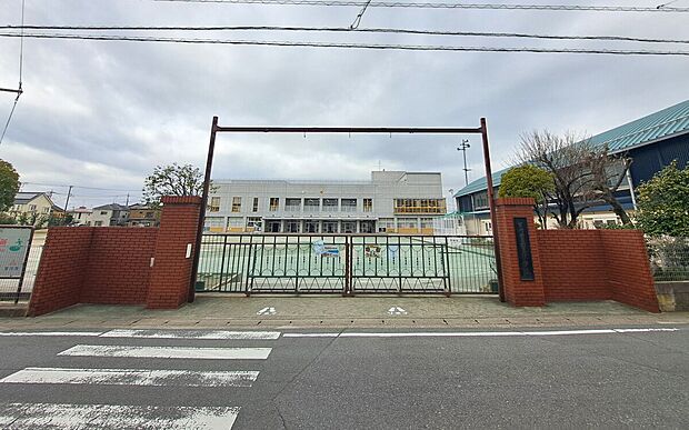 吉川小学校 738m