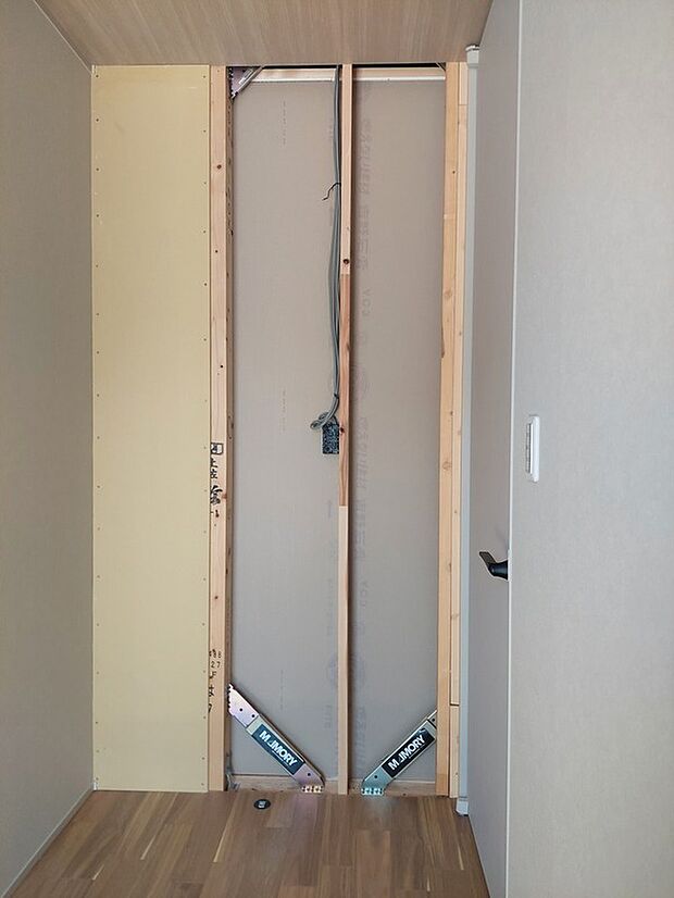 【耐震ダンパー MAMORY】歴史的建造物にも使われている(住友ゴムの)制振ダンパーMAMORYを導入。
大切なお住まいを守る安心施工。