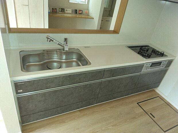 【内観写真】シンプルで機能的な対面キッチン。キッチンをリビングの中心に配置することで、家族の団欒にも作業しながら参加できます。