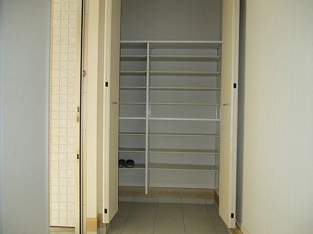 【内観写真】玄関前には大型のシューズインクローゼット。かさばる物も楽々収納できます。