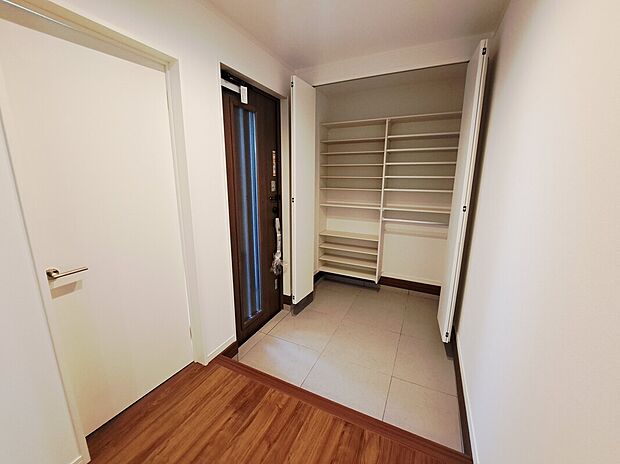 【玄関】玄関前には大型のシューズインクローゼット。かさばる物も楽々収納できます。