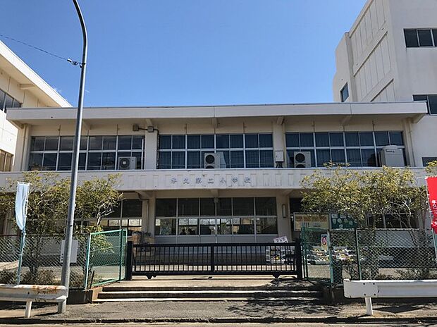 牛久第二小学校（約1,250m）