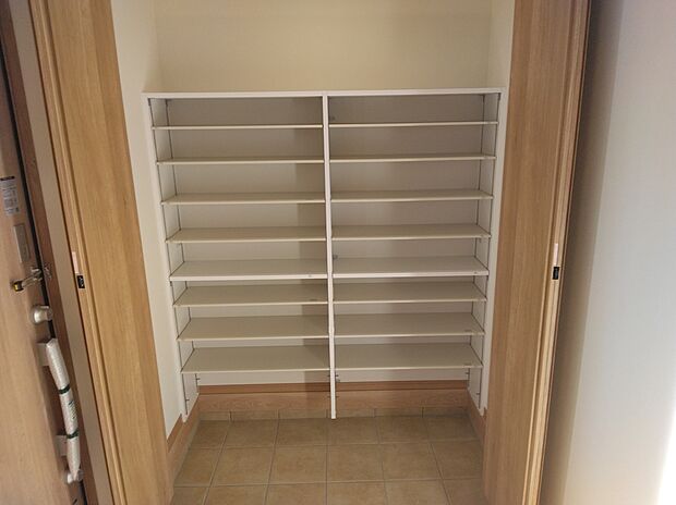 【シューズクローゼット】大容量のシュークロ、土間収納スペース。荷物が多い玄関まわりもしっかり片付きます。