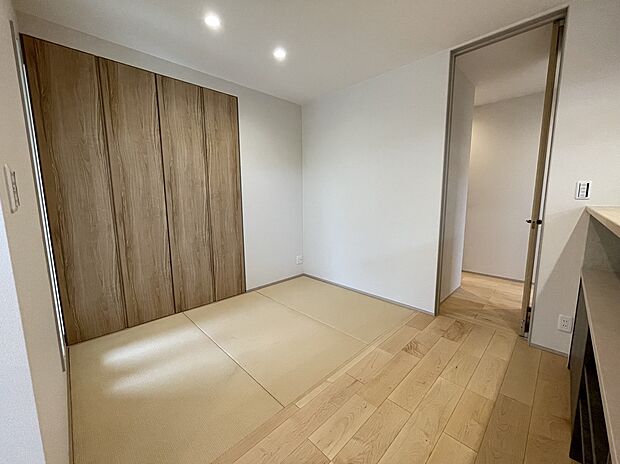 【和室】カウンターキッチンの正面に位置する落ち着いた雰囲気の和室。キッチンから室内の様子を見渡しやすく、お子様の遊び場やお昼寝スペースとしても安心して活用できます。家事をしながら家族とのつながりを感じられます