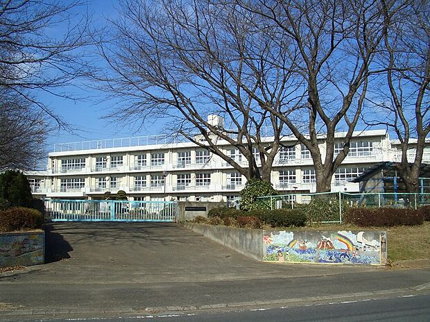 御所ケ丘小学校（約705m）