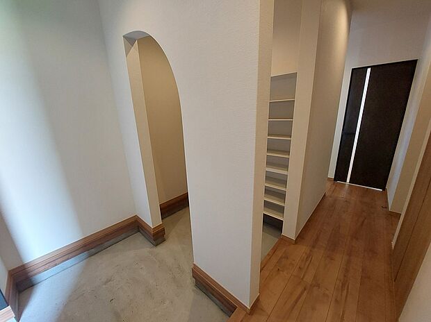 【玄関・シューズクローク】広がりと奥行きを感じる玄関。大容量のシューズクロークは繋がりと使い勝手を重視した
ツーウェイ動線としました。
