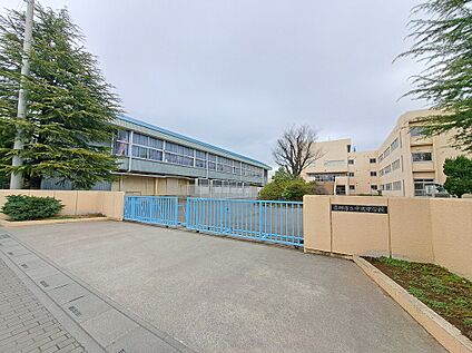 吉川中央中学校 697ｍ