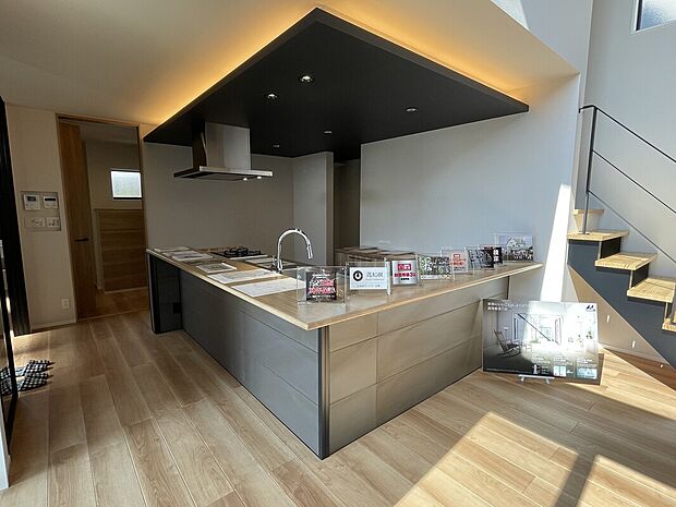 【キッチン】横並び動線を意識した対面キッチンで家事効率にも配慮しました。収納力と作業効率を両立した機能的なプランニング。