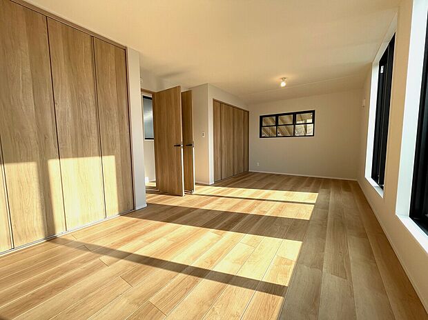 【居室】大きな窓から自然光が差し込む明るい洋室。収納も備えた使い勝手の良い空間です。