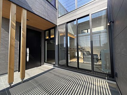 タイルデッキ・中庭アプローチ