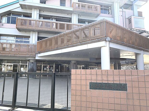 真鍋小学校（約1,080m）