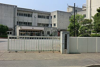 戸頭中学校 693ｍ