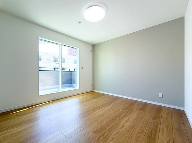 グレーのアクセントクロスが空間にほどよい落ち着きを与える主寝室♪ベッドや収納もゆったり配置できます。バルコニーにも直接出入りでき、朝の光や外の空気を気軽に感じられる心地よいお部屋です♪