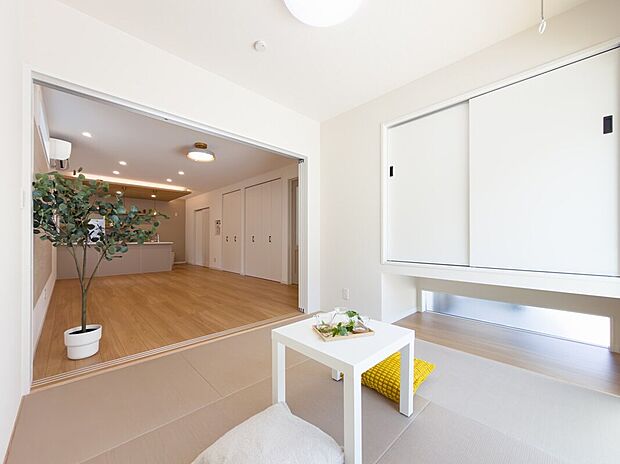 【和室】縦長のLDKに隣接した和室は、引き戸を開ければ一体化し、開放的な空間に♪地窓と吊り押入れを採用することで目線が抜け、広さを感じられるのもポイント♪